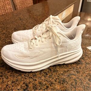 Hoka One One Clifton 9 women’s White Sneakers size 9. Almost new!